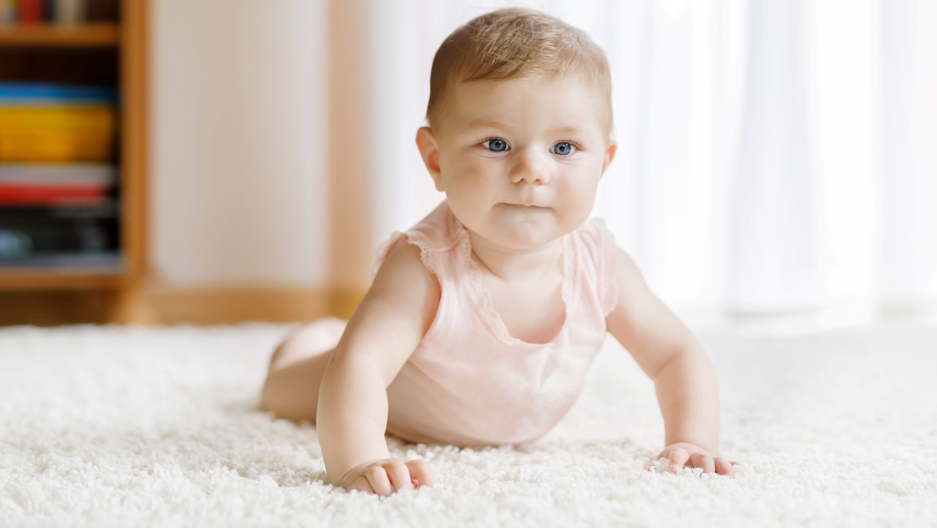 bebe en el hogar, desplazándose libremente 