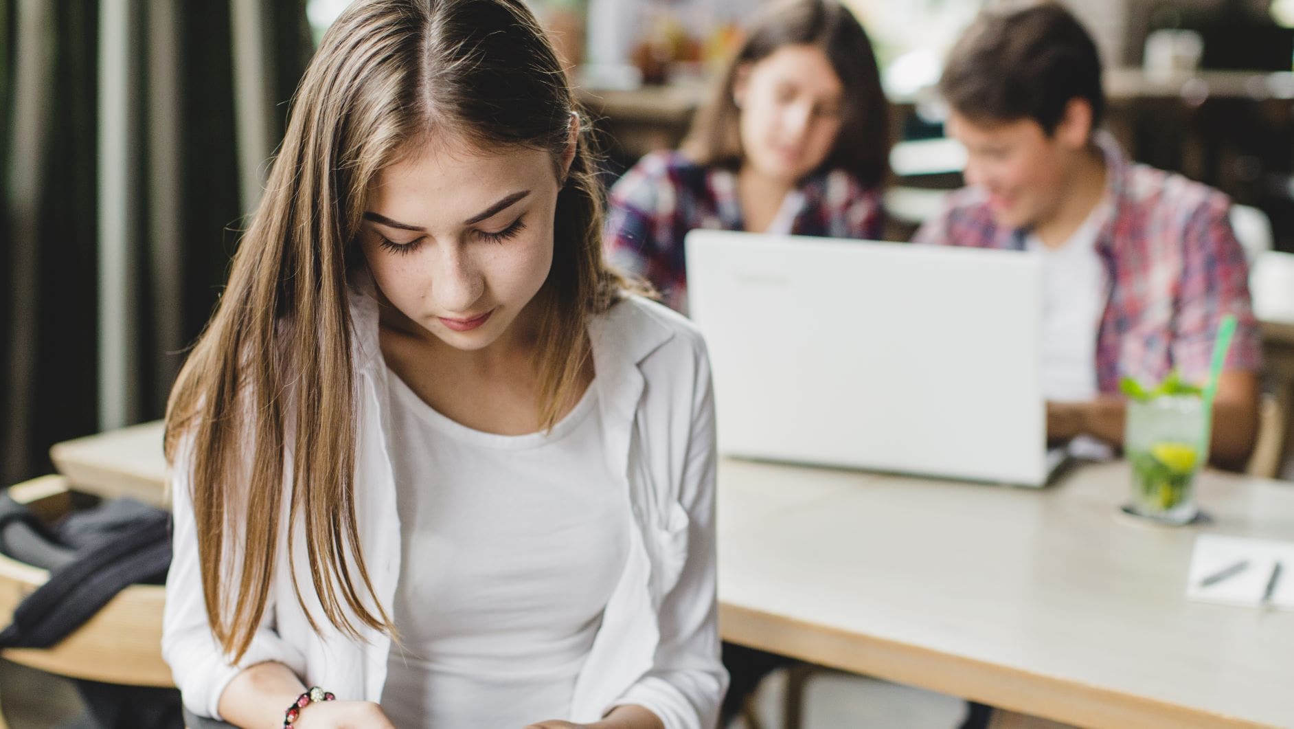 Adolescente estudiando