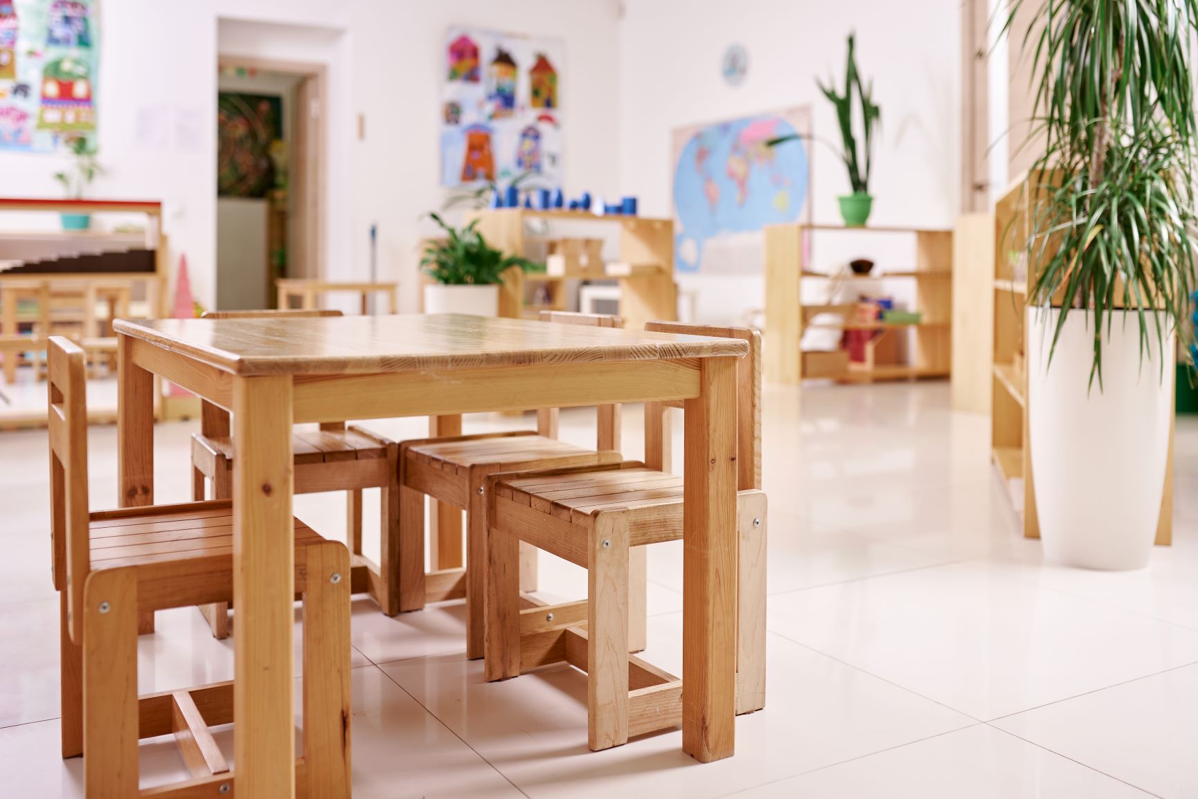 ambiente preparado ordenador por el asistente montessori