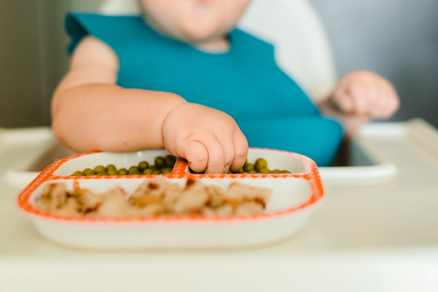 bebe comiendo alimentos complementarios