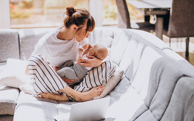 Madre calmando a un bebé