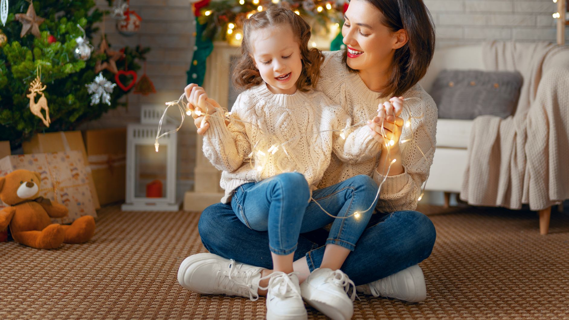 familia festejando la Navidad siguiendo la pedagogía montessori