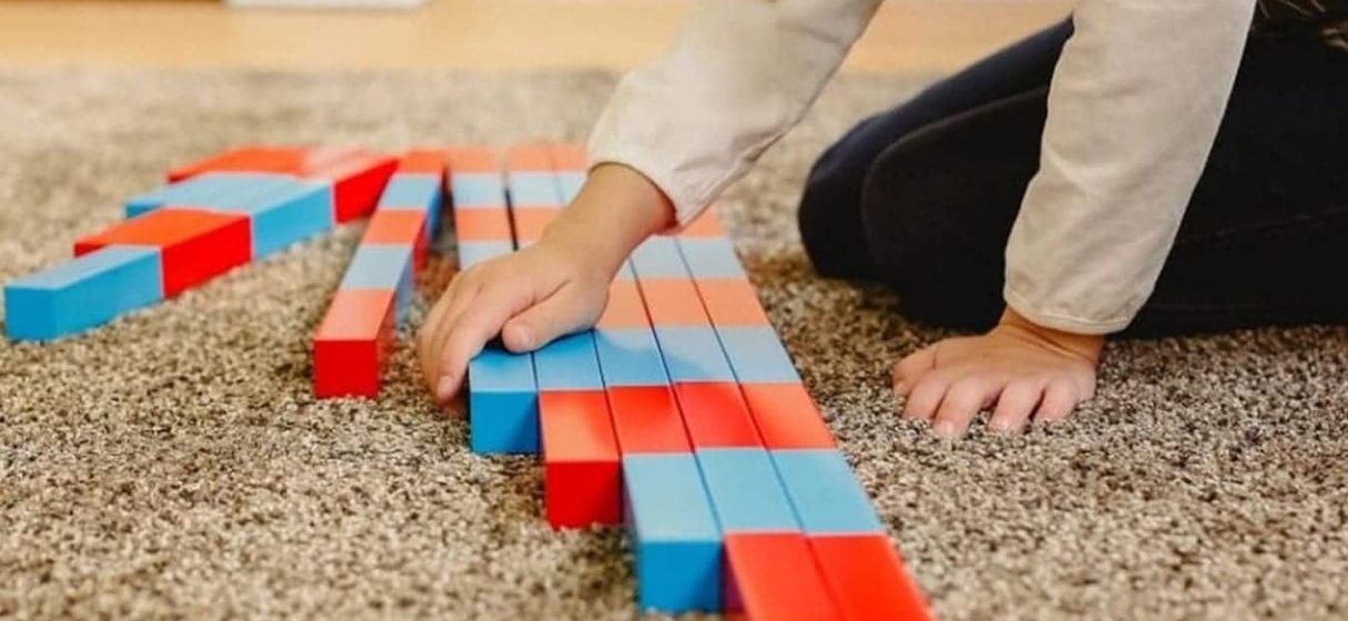 niña utilizando materiales montessori para aprender matematicas