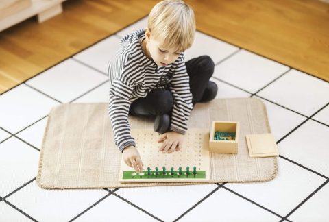 Nino-con-tablero-de-division-scaled