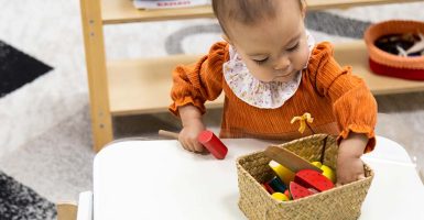 Bebe jugando con objetos, parte del juego infantil funcional,