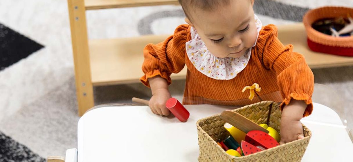 Bebe jugando con objetos, parte del juego infantil funcional,