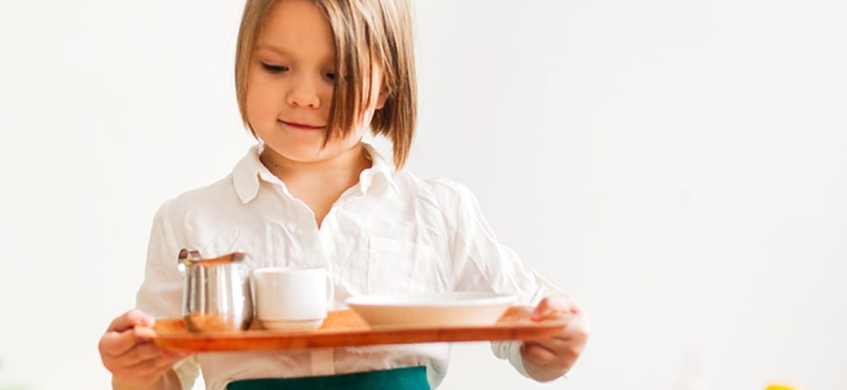 Niña realizando actividades de vida práctica Montessori