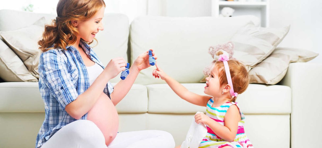 niña desarrollando autonomia al elegir calcetines siguiendo metodo montessori