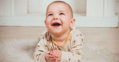 bebe en ambiente nido montessori