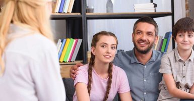 Imagen de una reunión entre padres y profesores en una escuela