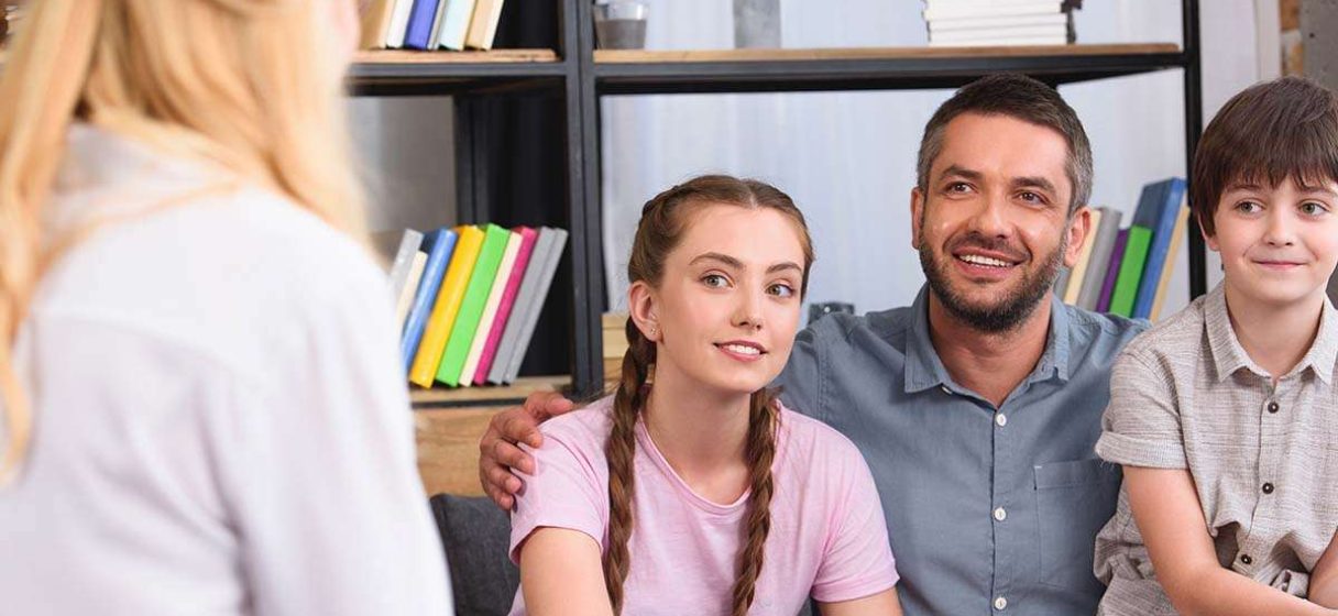 Imagen de una reunión entre padres y profesores en una escuela