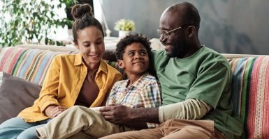 familia sentados en una junta familiar para solucionar conflictos