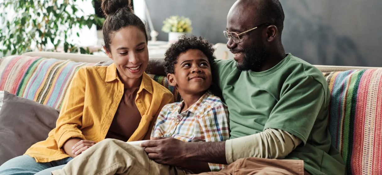 familia sentados en una junta familiar para solucionar conflictos