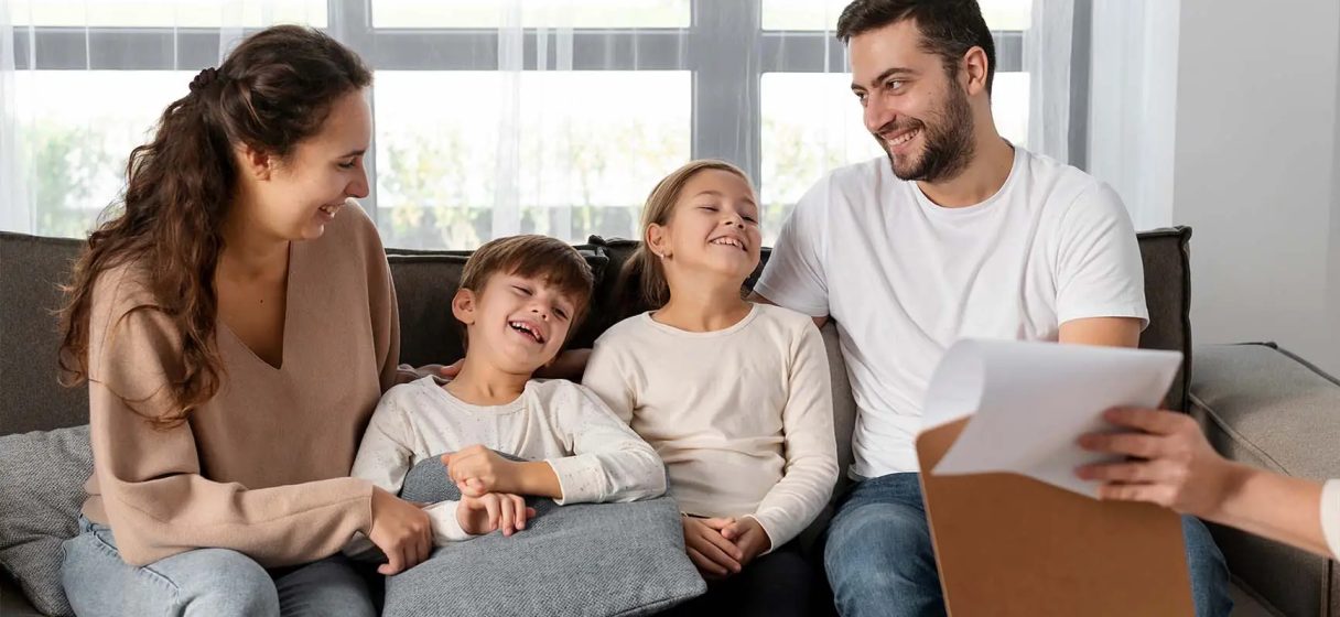 familia-sentados-realizando-una-actividad-en-una-junta-min