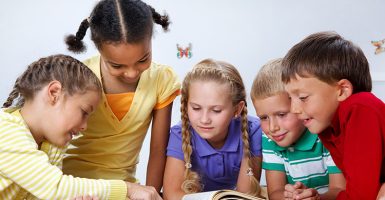 niños en aula innovadora