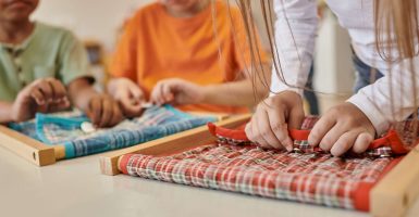 Juego de telas y botones montessori