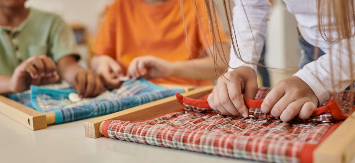 Juego de telas y botones montessori