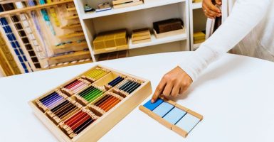 guía mostrando la lección de tres tiempos de montessori