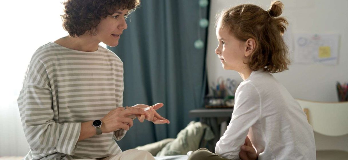 madre aplicando disciplina positiva con hija