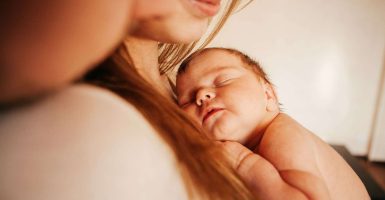 madre haciendo contacto piel con piel con su bebe