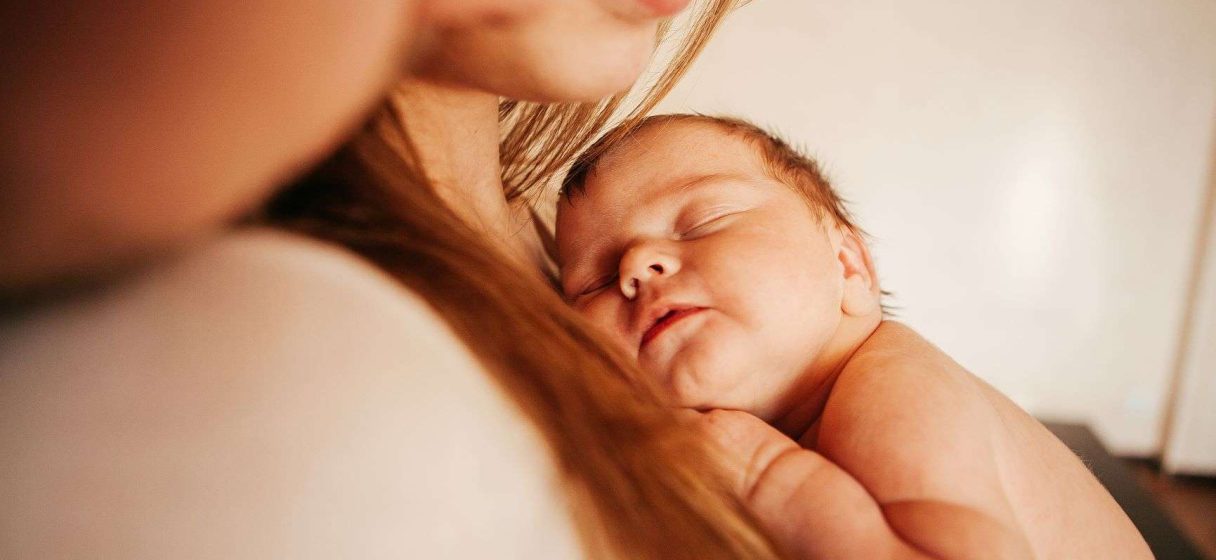 madre haciendo contacto piel con piel con su bebe