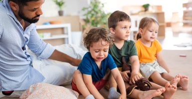 maestro ayudando a educar las emociones desde la infancia