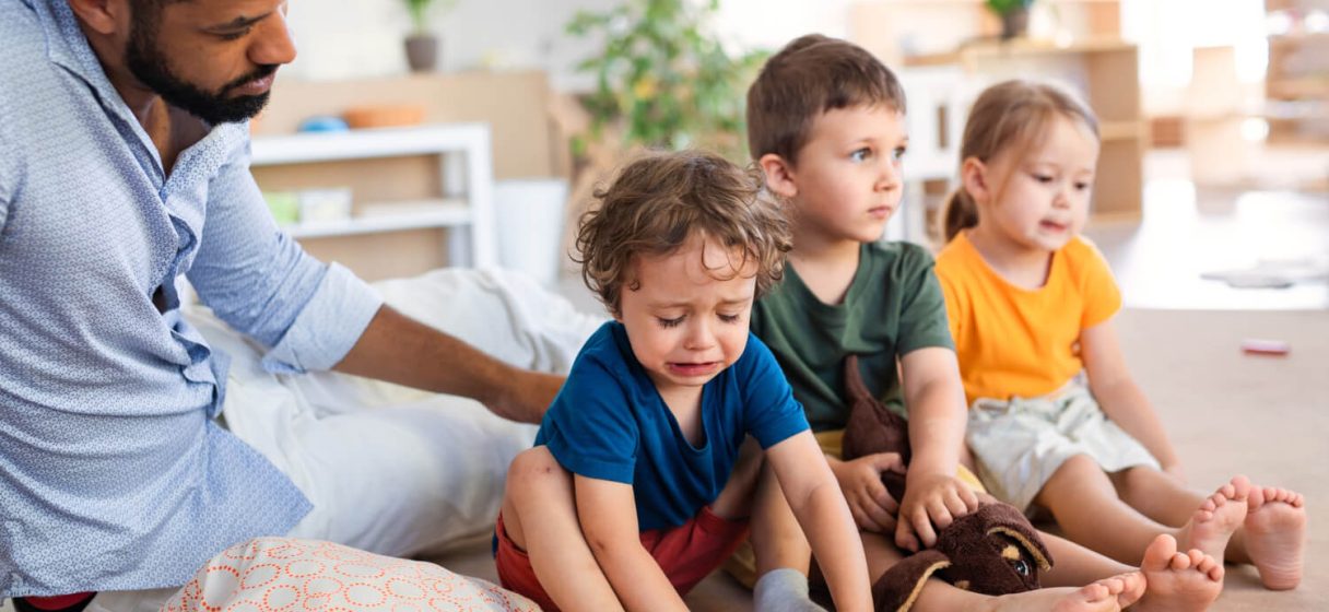 maestro ayudando a educar las emociones desde la infancia