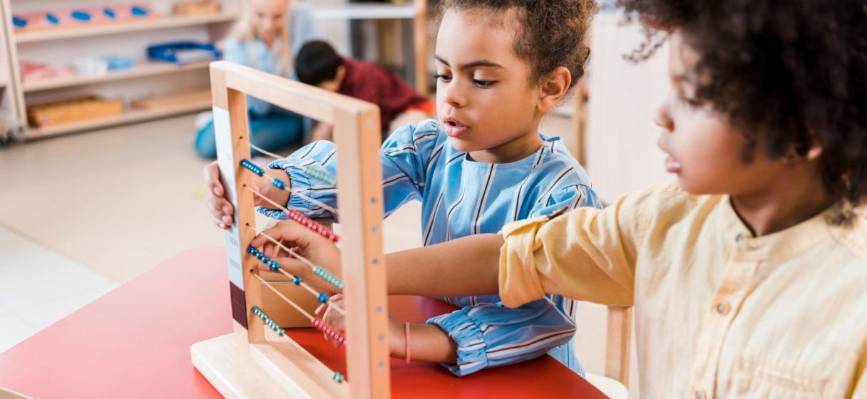 niños aprendiendo matemáticas en un ambiente montessori