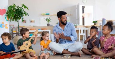 montessori y la educación musical de niños en escuela