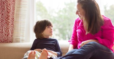 mujer comunicándose con su hijo utilizando lenguaje positivo