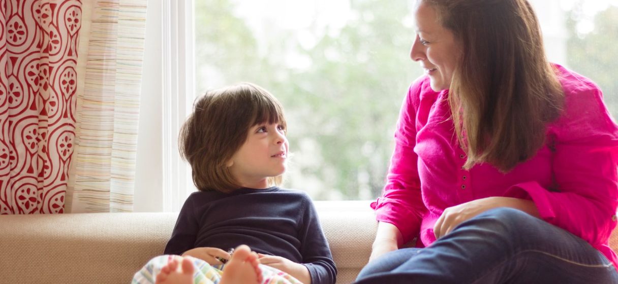 mujer comunicándose con su hijo utilizando lenguaje positivo