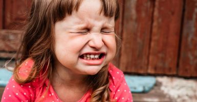 niña caprichosa mostrando desviacion psíquica montessori