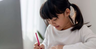 niña haciendo deberes en casa