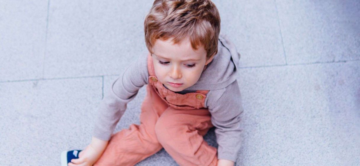 niño desobediente y rebelde mostrando desviaciones psiquicas