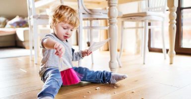 niño manifestando la tendecia humana del trabajo al barrer el suelo