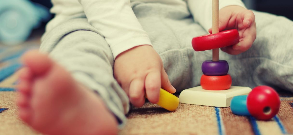 niño en ambiente montessori que fomenta la inclusión educativa