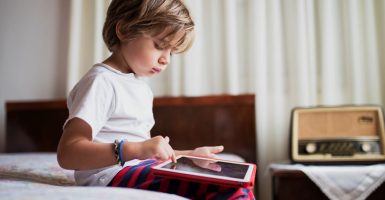niño pequeño jugando con una tablet
