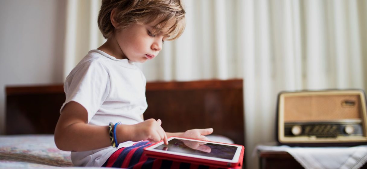 niño pequeño jugando con una tablet