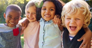 las lecciones de gracia y cortesía de montessori ayudan a desarrollar habilidades sociales