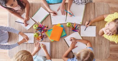 niños trabajando en equipo como estrategia de innovacion educativa