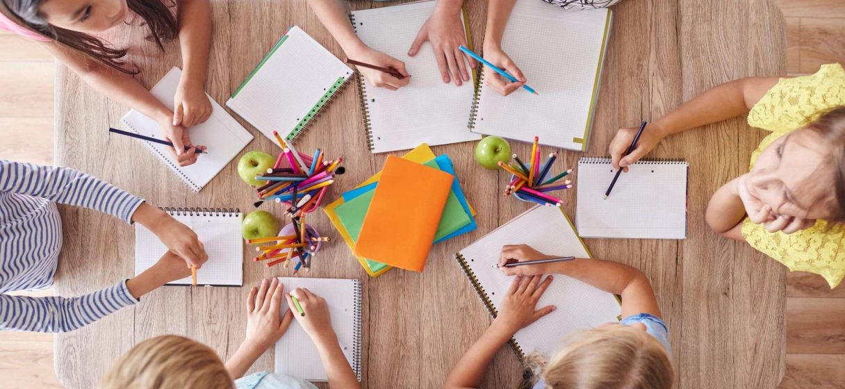 niños trabajando en equipo como estrategia de innovacion educativa