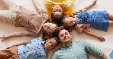 niños y adulto disfrutando las ventajas de la educación Montessori