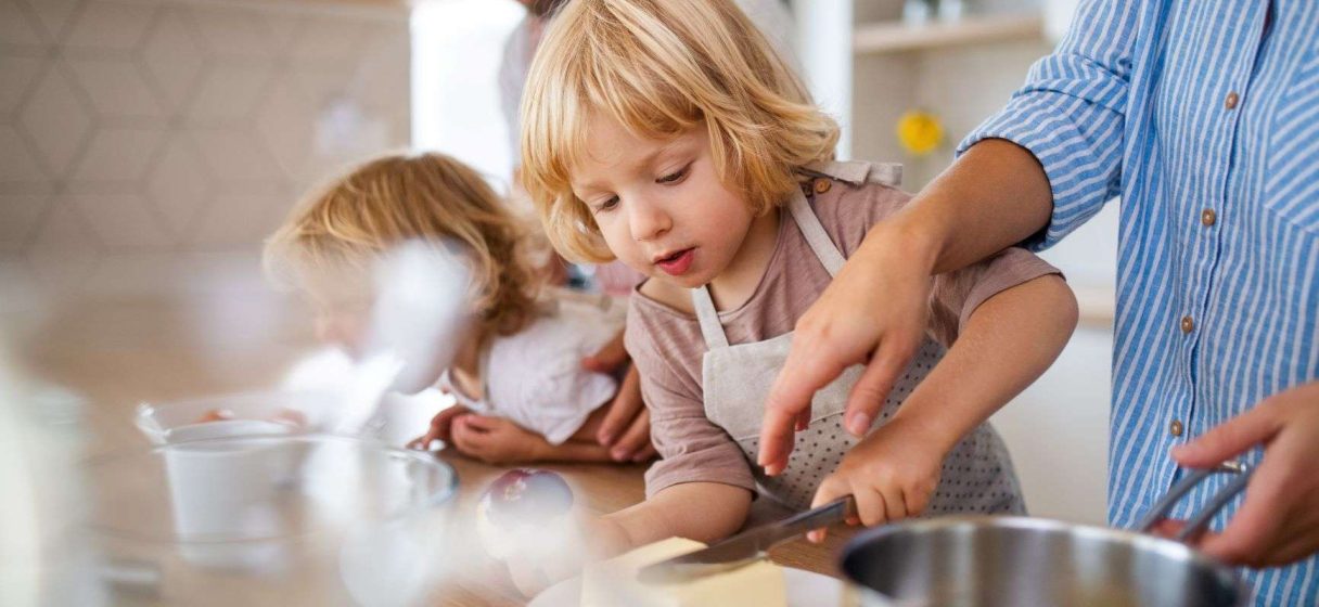 padres e hijos realizando tareas de casa juntos para el desarrollo del sentido de pertenencia