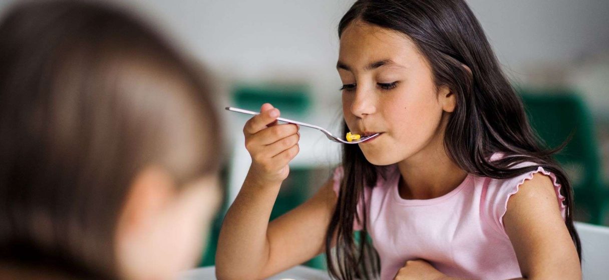 niña en la hora de comer en el ambiente montessori