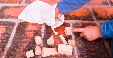 un niño realizando el juego heurístico