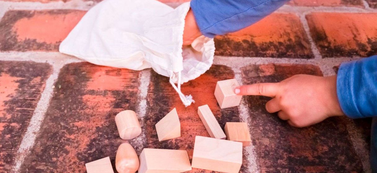 un niño realizando el juego heurístico