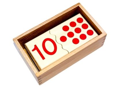 caja con fichas y numerales montessori para aprender matemáticas