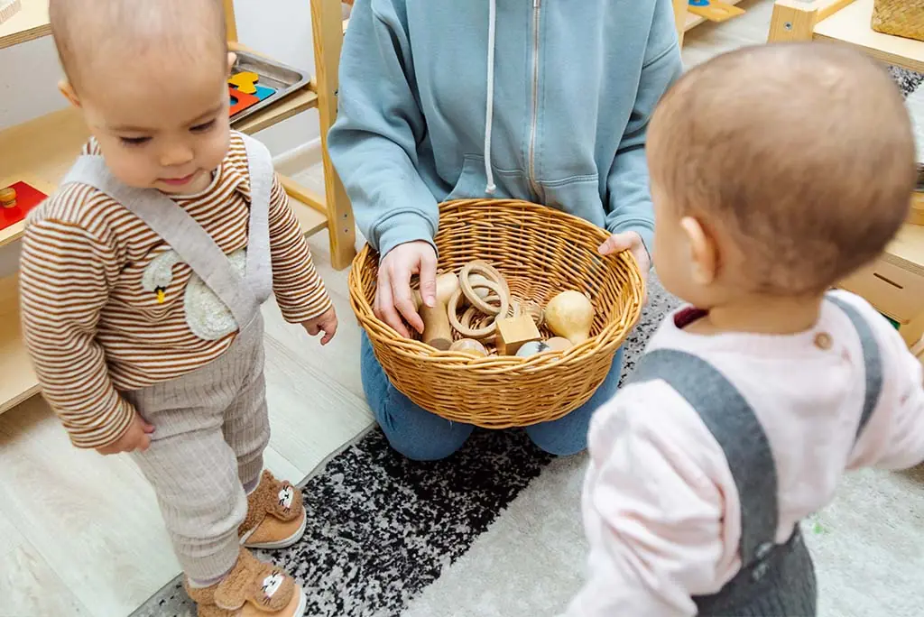 Etapa infantil con “juego funcional”, dos bebes jugando. 