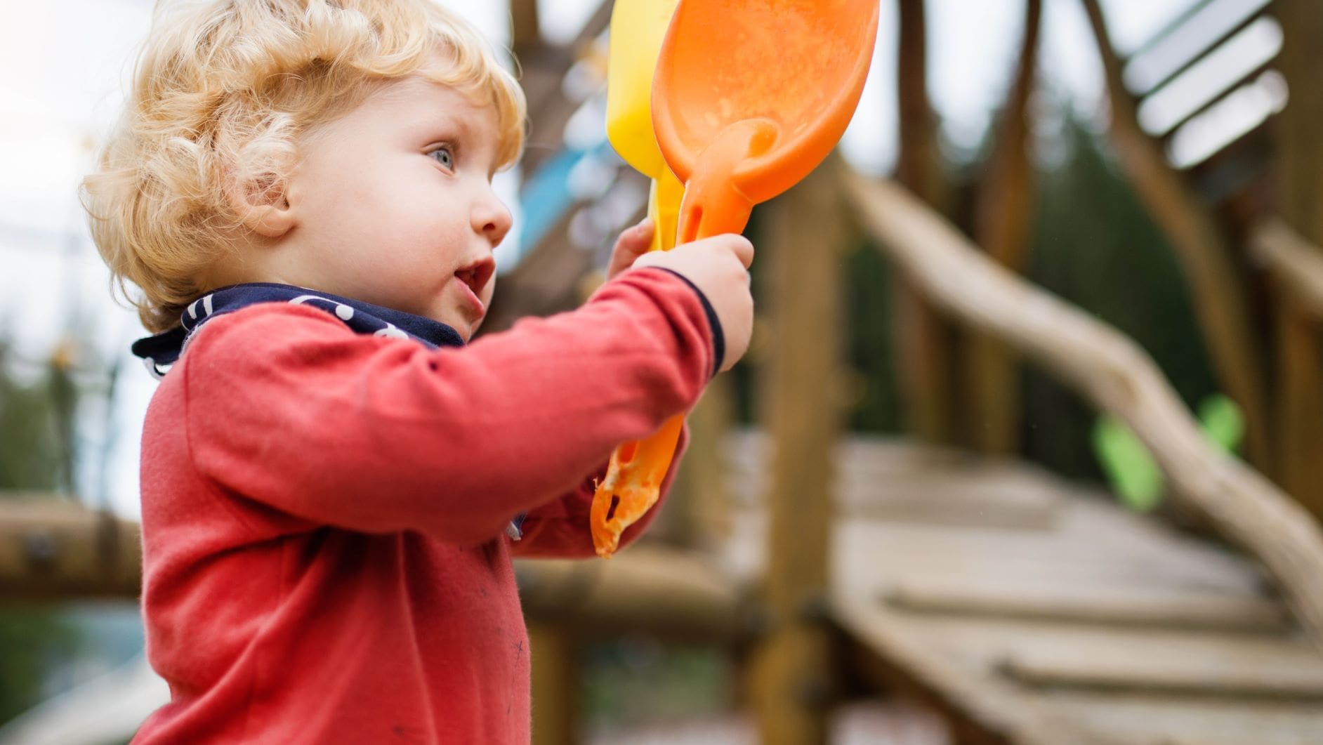 Niño activo, esforzándose por conseguir su cometido 