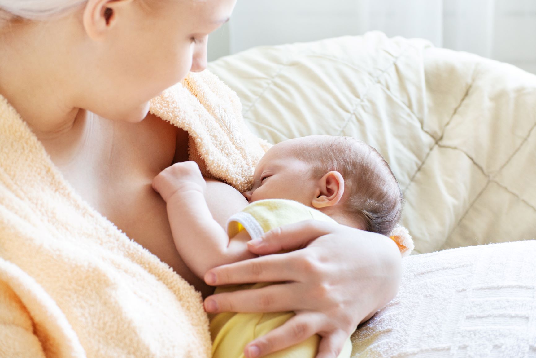 madre alimentando a su bebe con leche materna